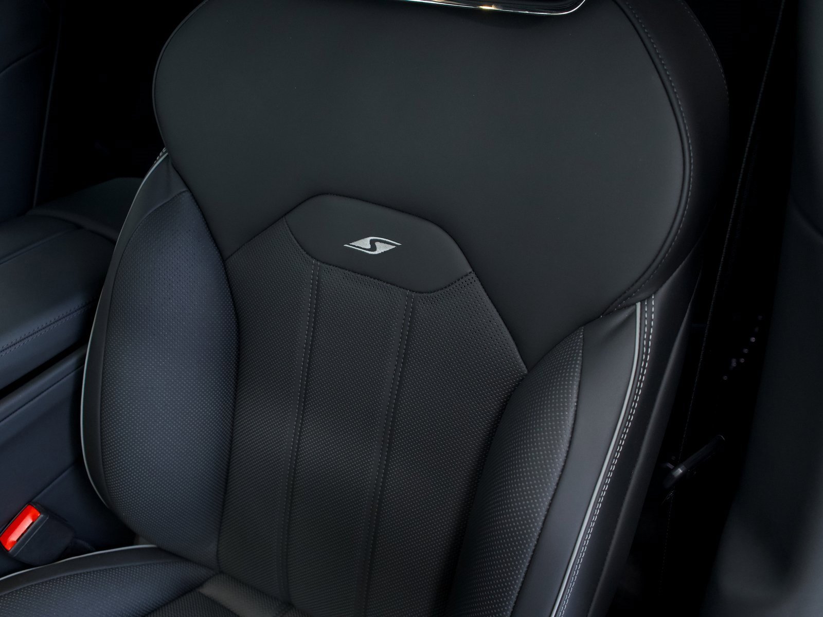 Used 2025 Bentley Bentayga image 18