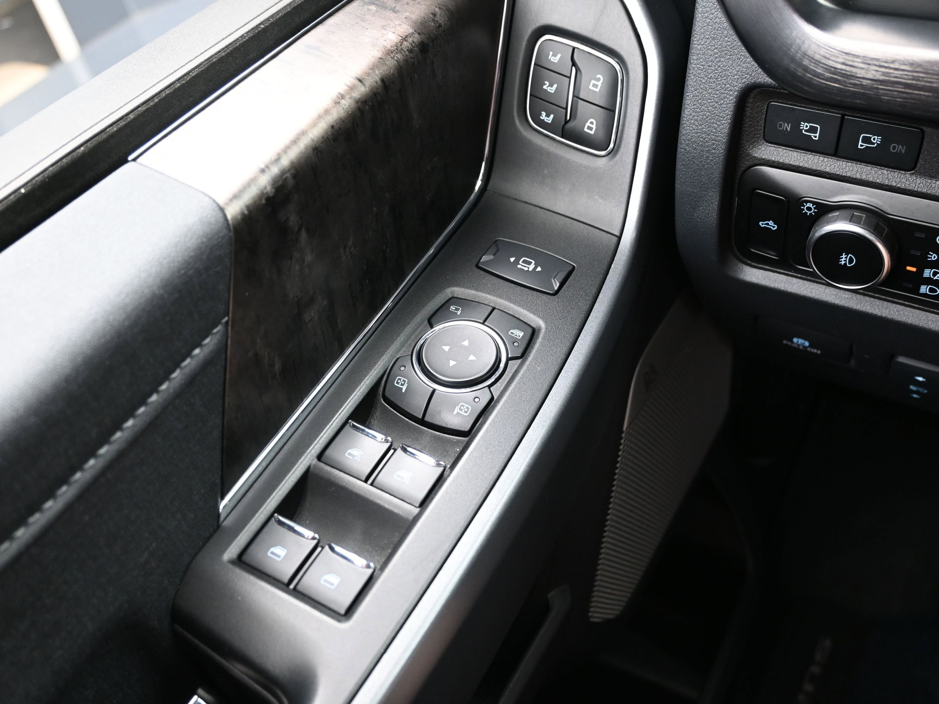 Used 2024 Ford F250 Lariat w/ Sport Appearance Package image 25