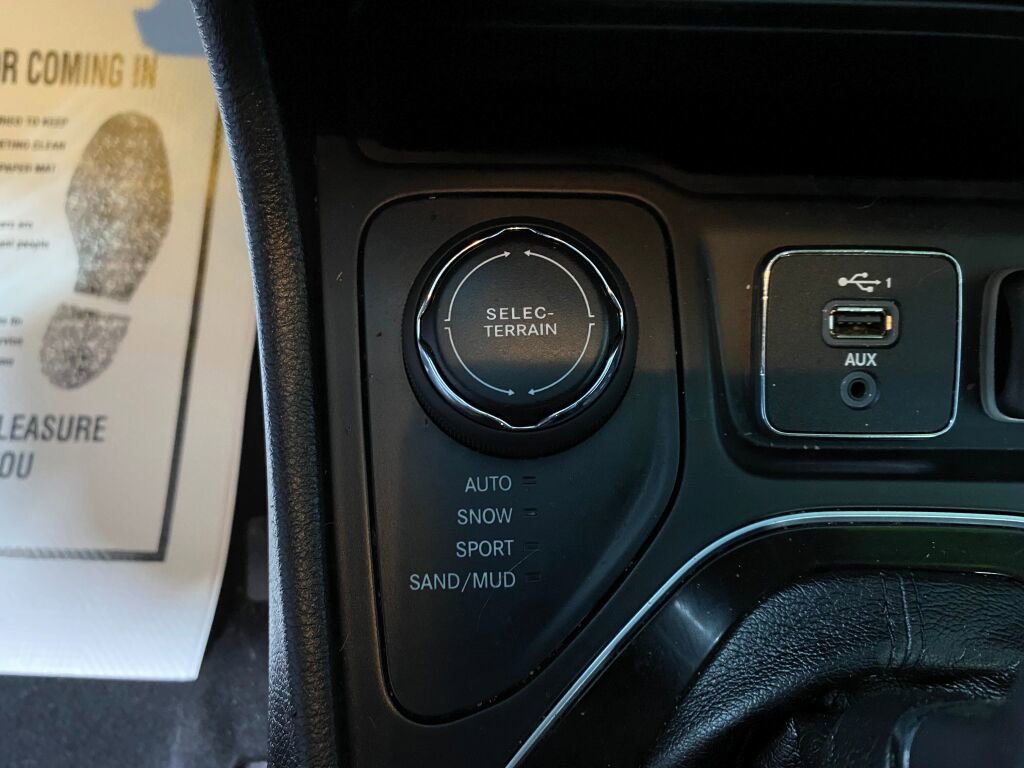 Used 2019 Jeep Cherokee Limited image 19