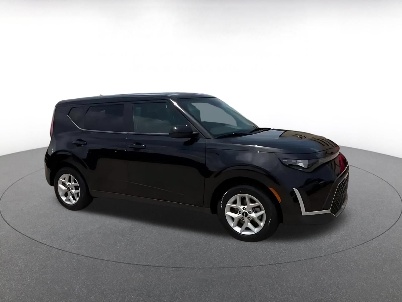 Used 2025 Kia Soul LX w/ LX Technology Package FWD image 2