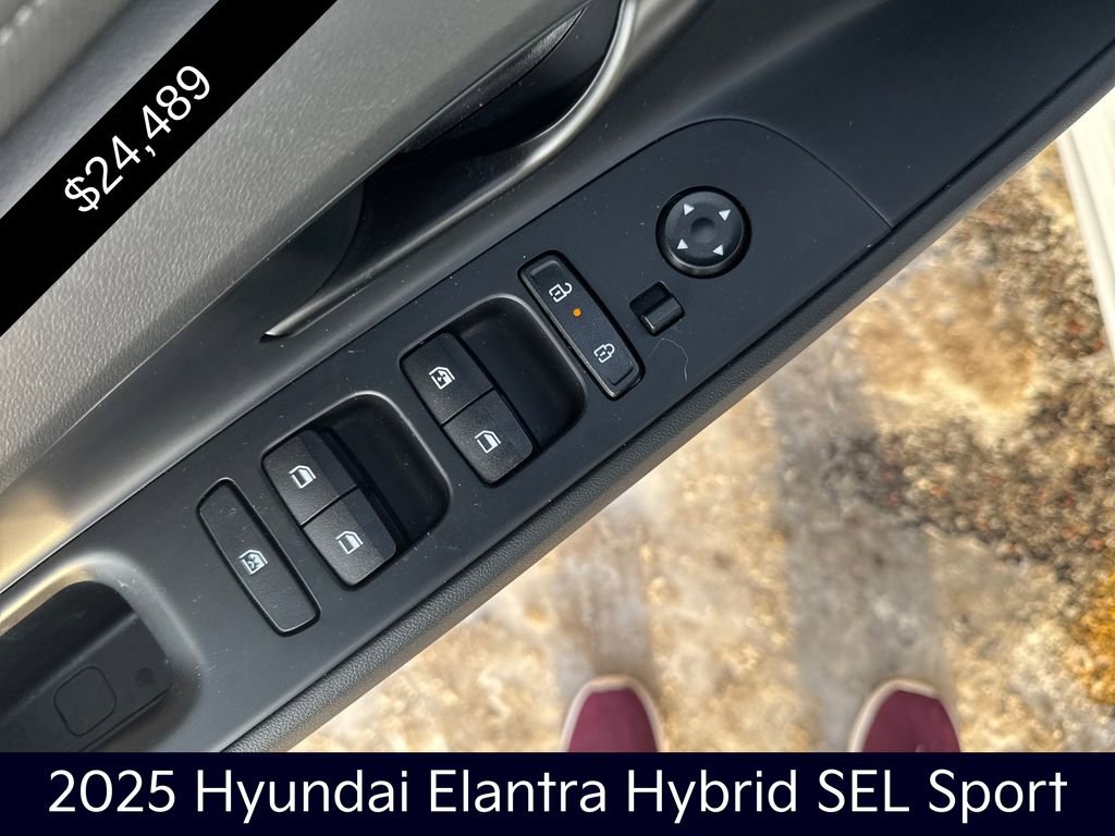 Used 2025 Hyundai Elantra SEL image 11