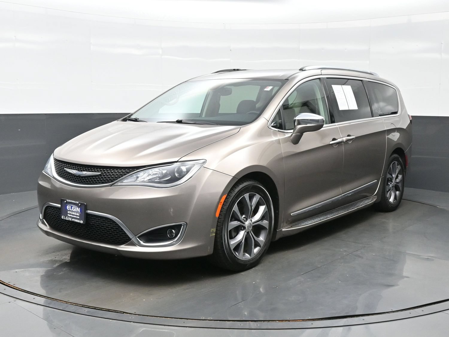 Used 2017 Chrysler Pacifica Limited FWD image 2