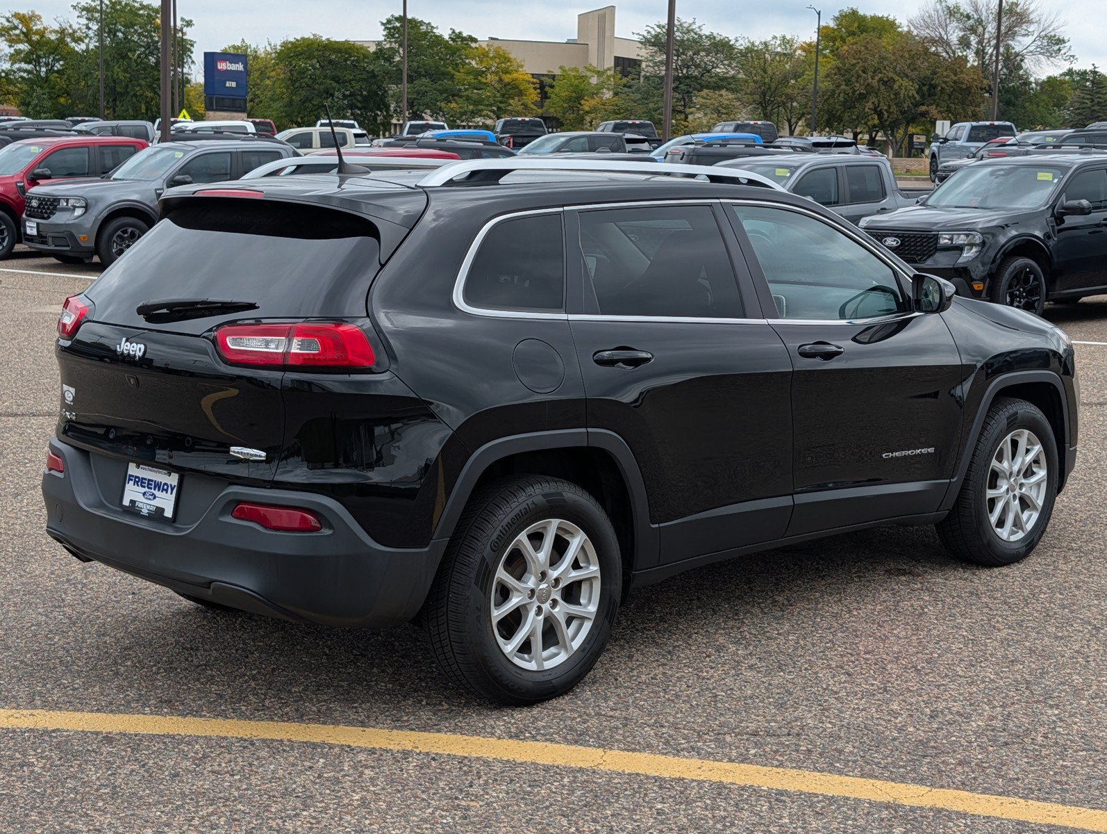 Used 2017 Jeep Cherokee Latitude w/ Cold Weather Group AWD/4WD image 5