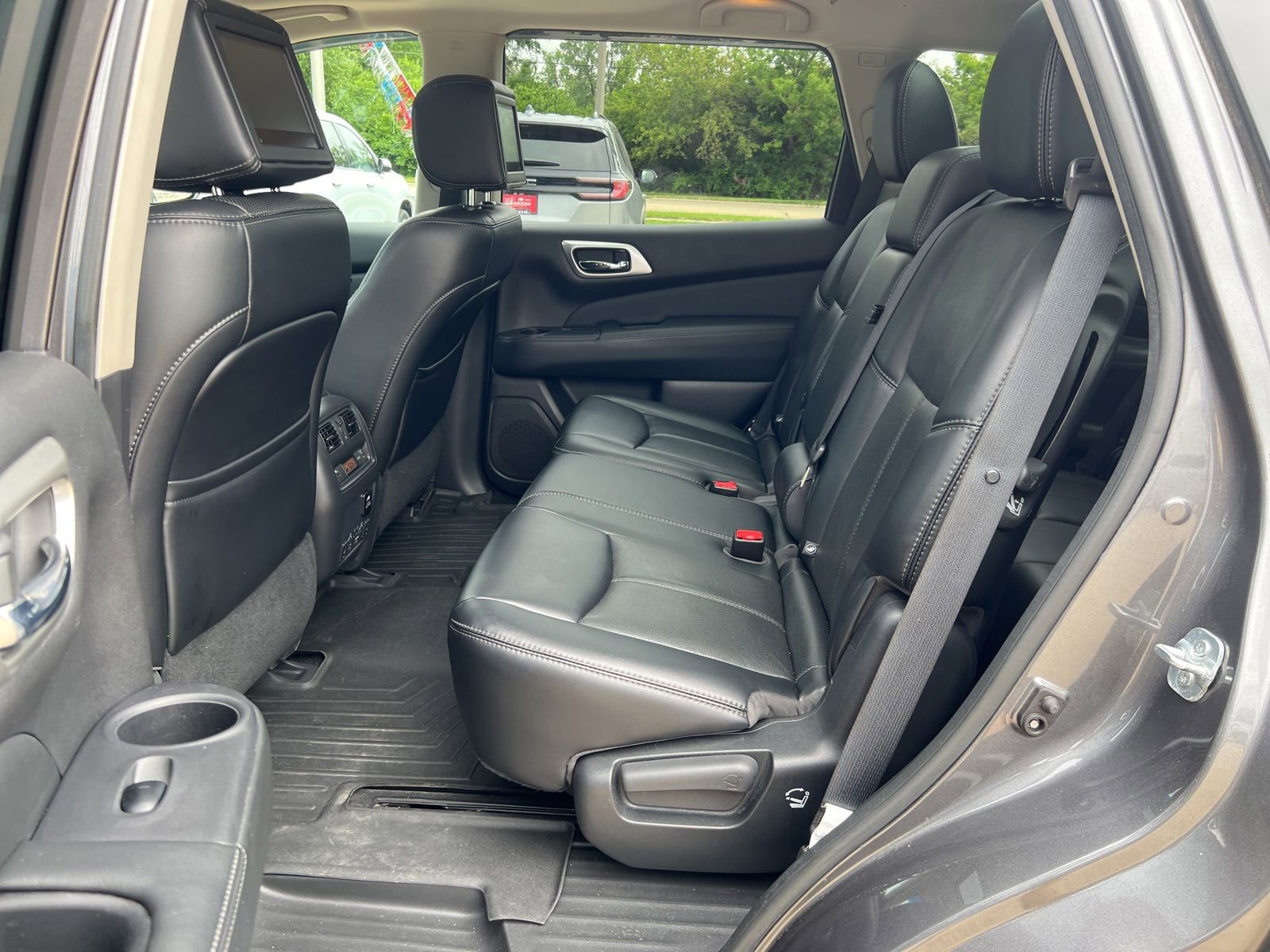 Used 2017 Nissan Pathfinder Platinum w/ Family Entertainment Package AWD/4WD image 24