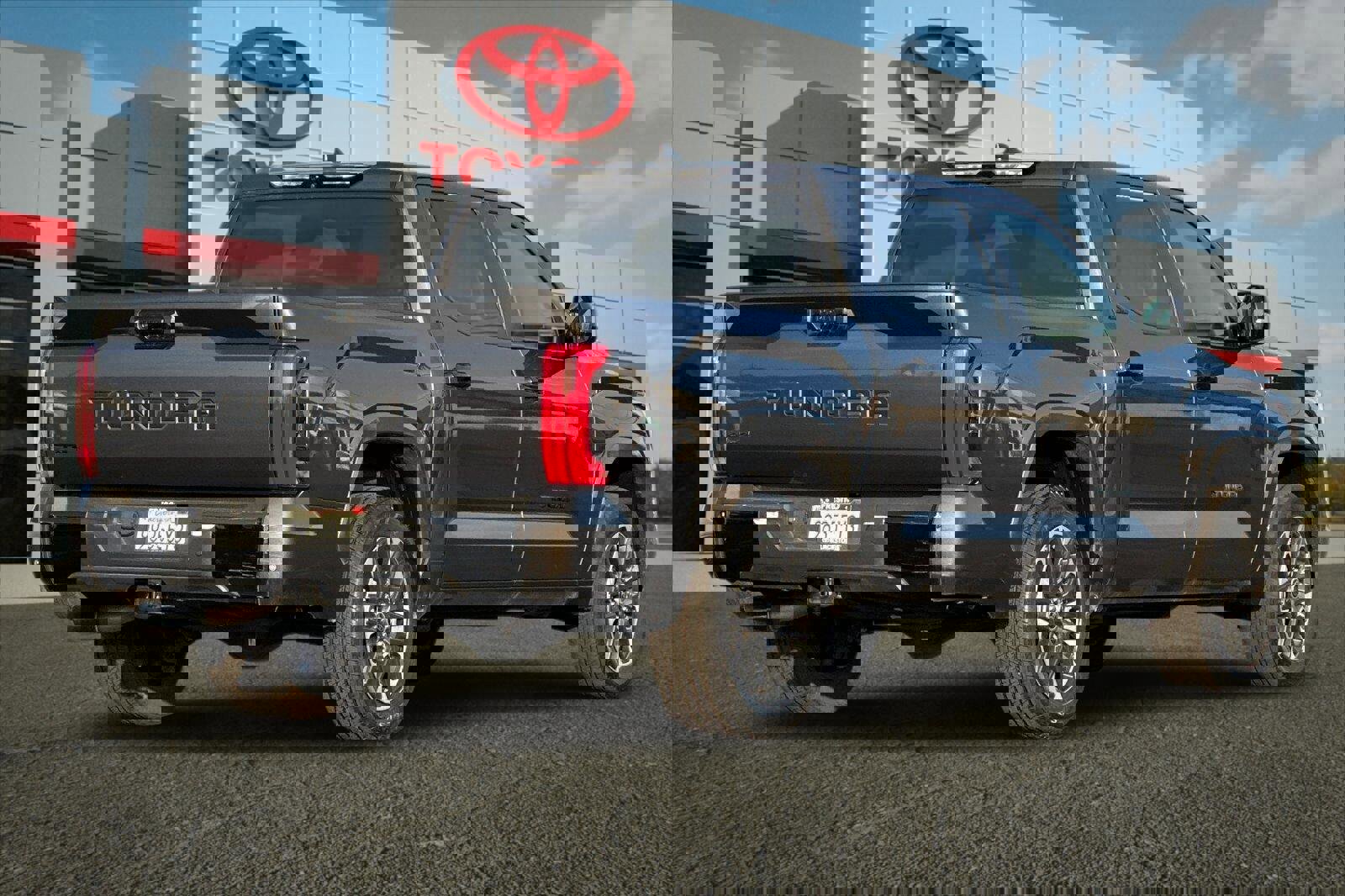 Used 2024 Toyota Tundra Limited image 3