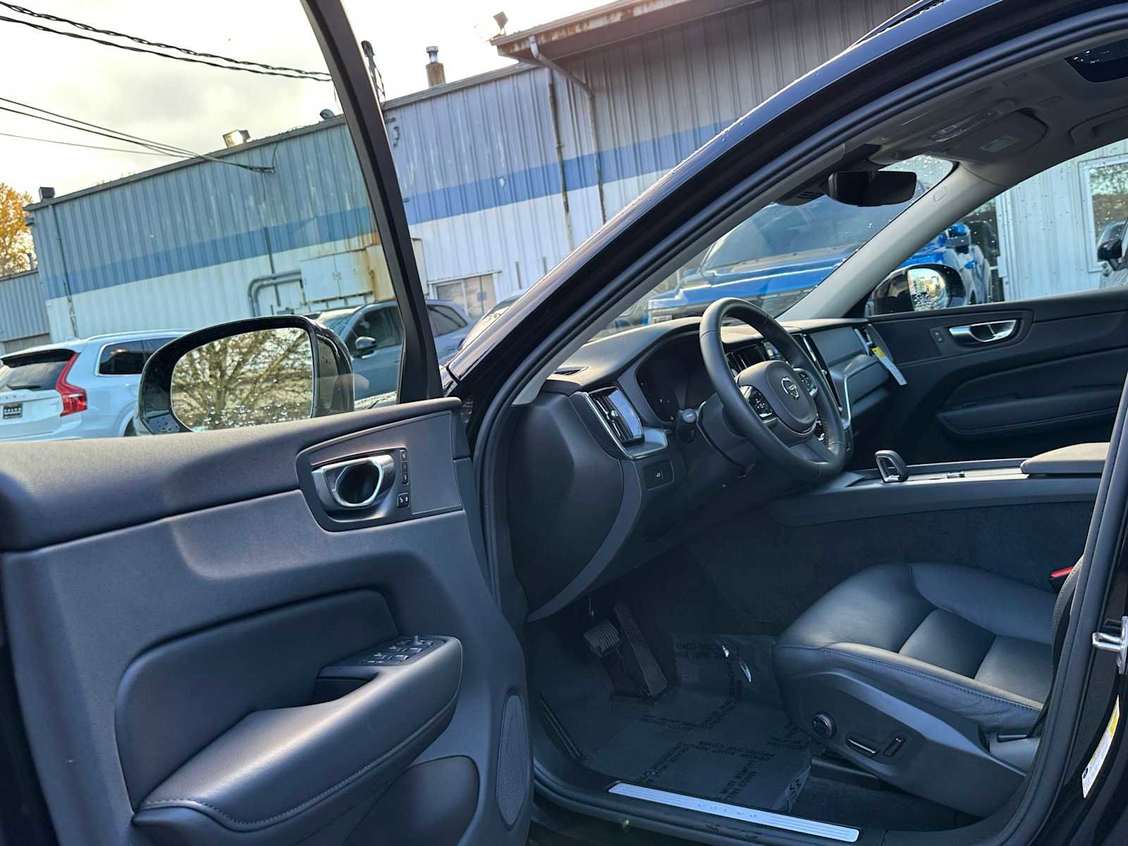 Used 2025 Volvo XC60 B5 Plus w/ Protection Package Premier image 20