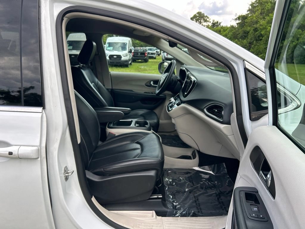 Used 2023 Chrysler Pacifica Touring-L FWD image 38