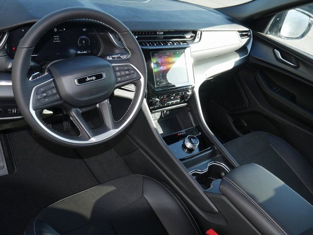 New 2025 Jeep Grand Cherokee L Altitude image 16