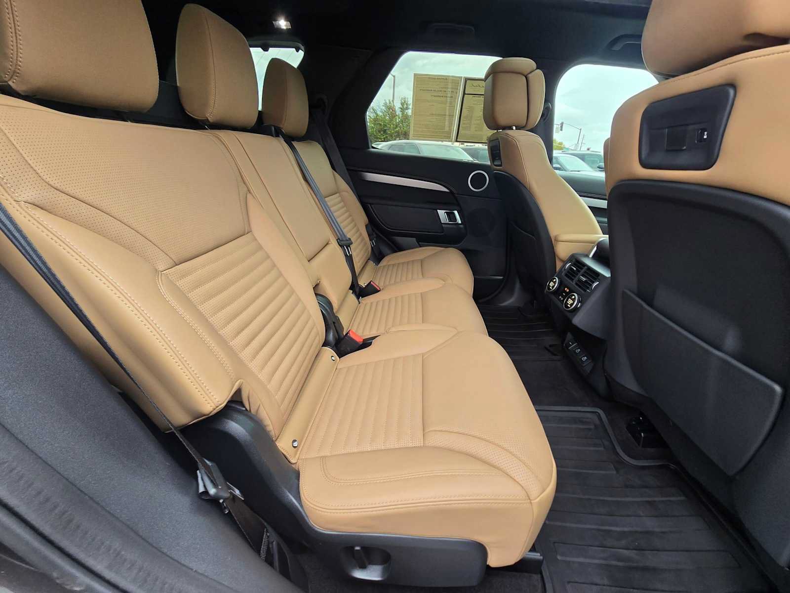 Used 2026 Land Rover Discovery Dynamic SE AWD/4WD image 12