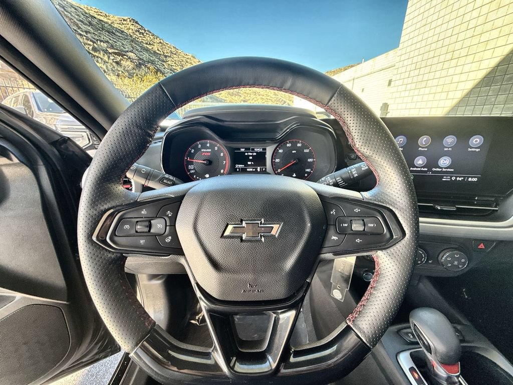 Used 2025 Chevrolet Trax RS w/ Sunroof Package FWD image 3