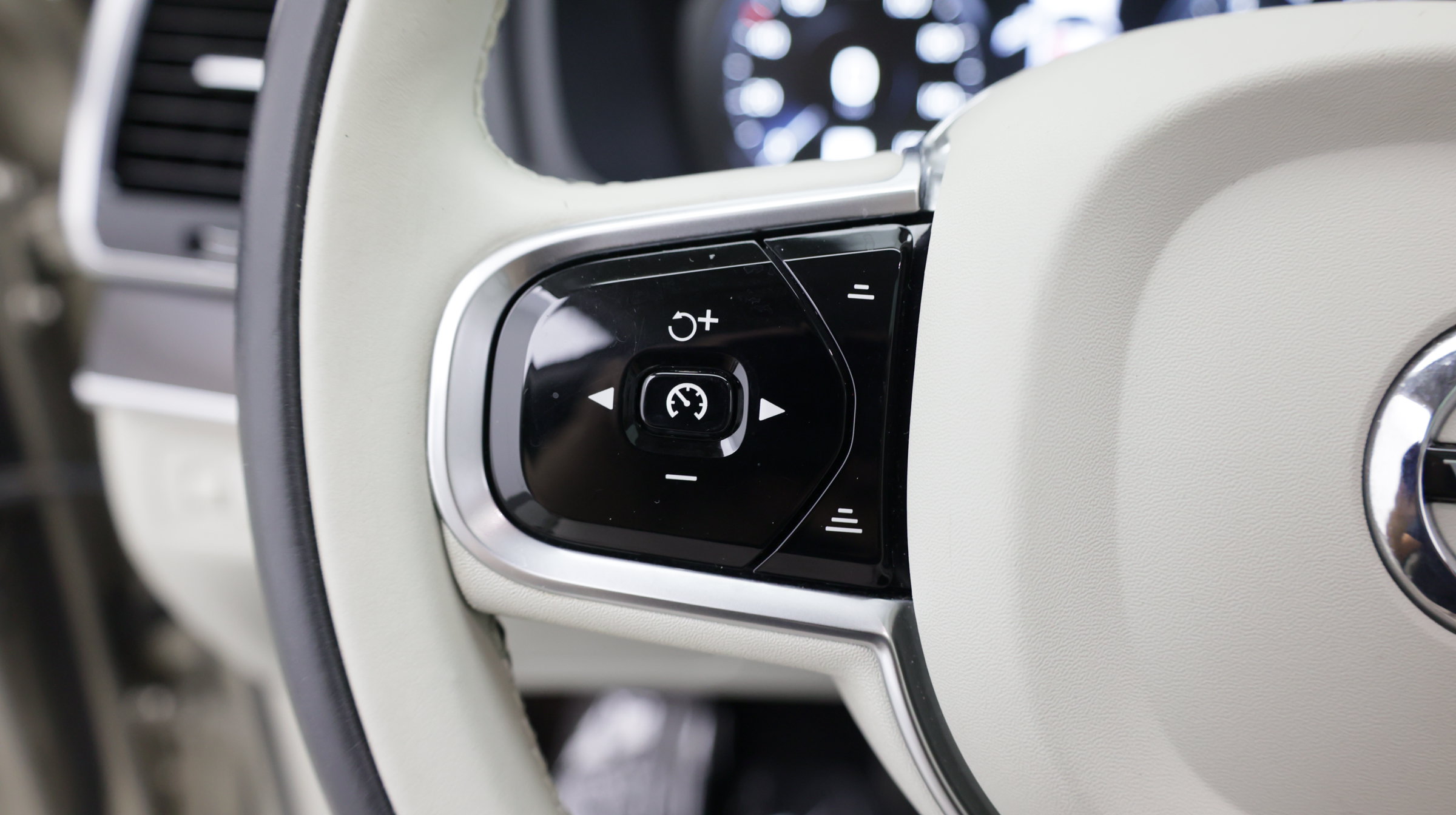 Used 2016 Volvo XC90 T6 Momentum w/ Momentum Plus Package AWD/4WD image 19