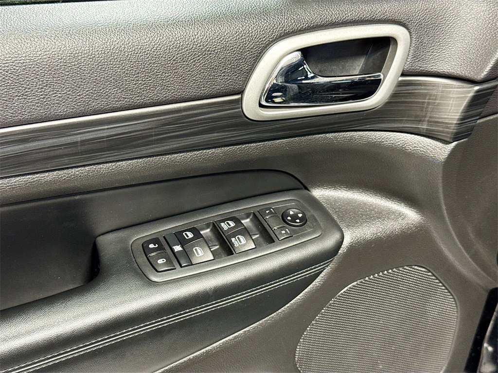 Used 2020 Jeep Grand Cherokee Laredo w/ Security & Convenience Group image 26