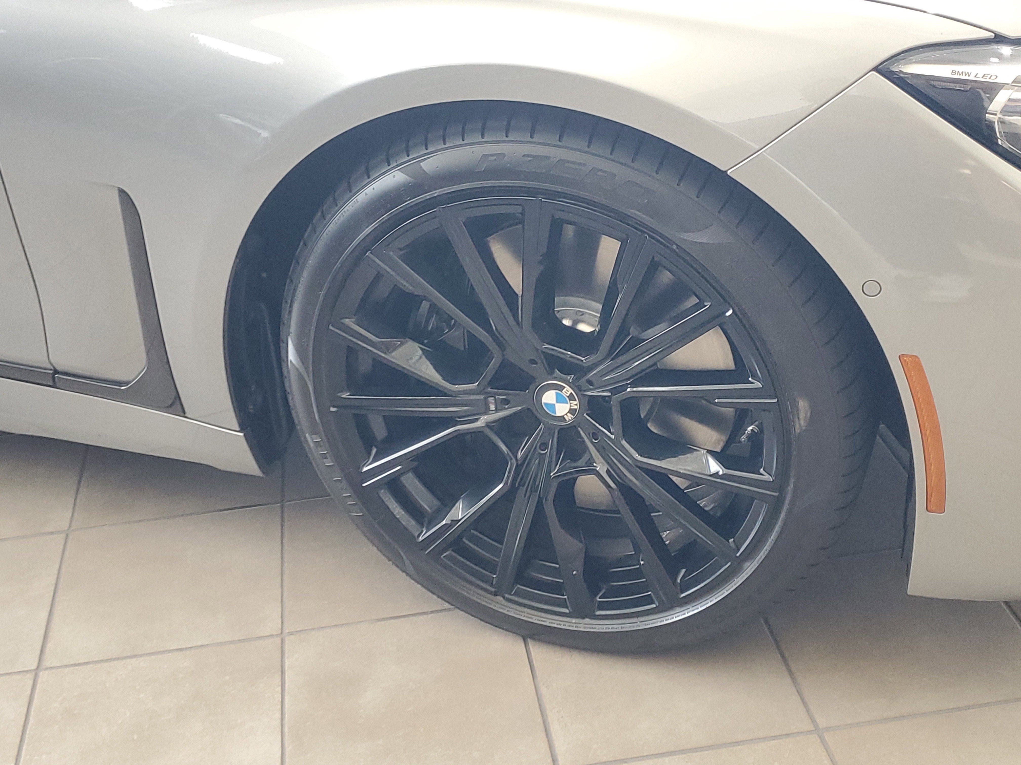 Used 2022 BMW 750Li xDrive AWD/4WD image 2