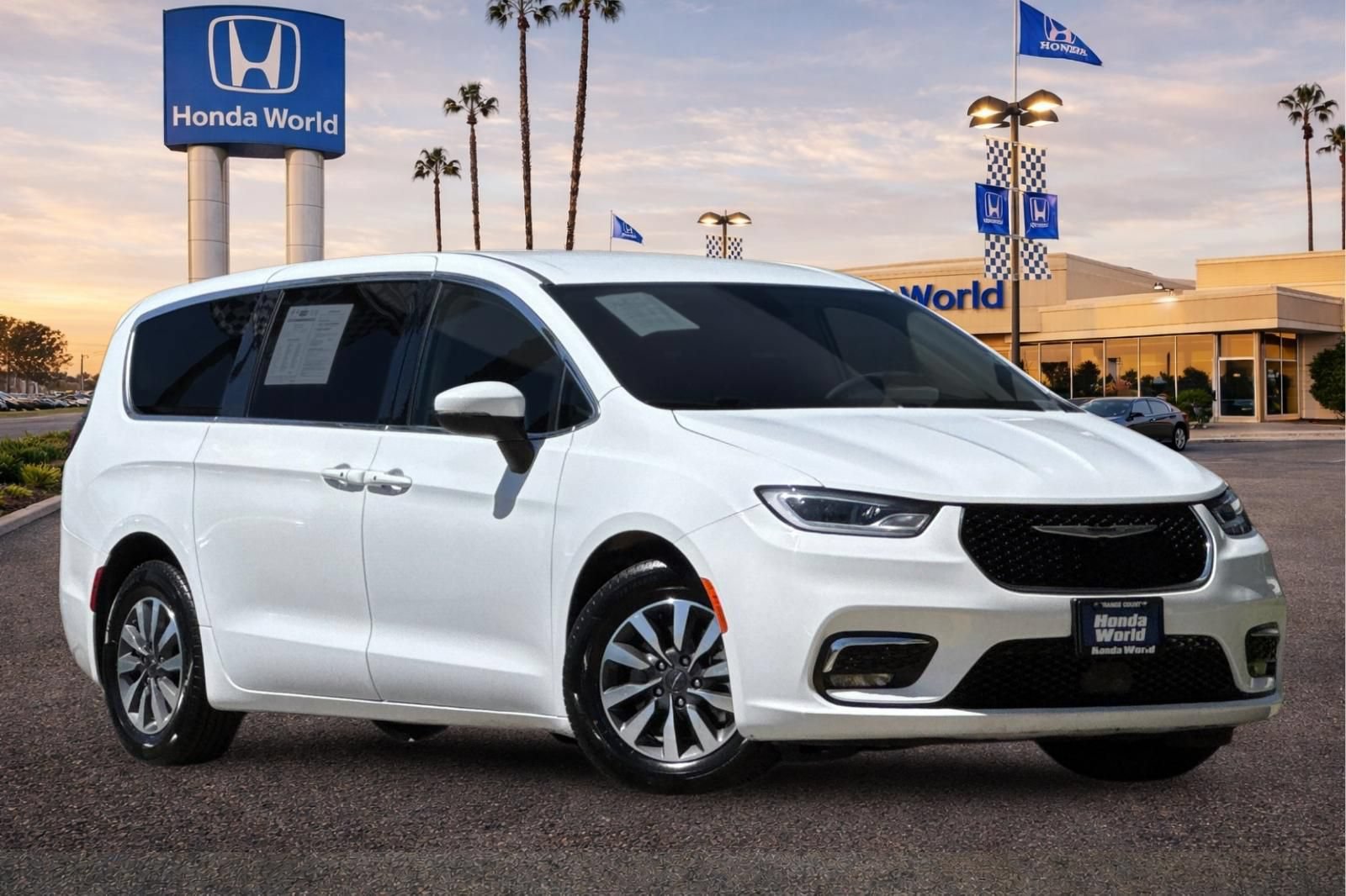 Used 2023 Chrysler Pacifica Touring-L FWD image 2