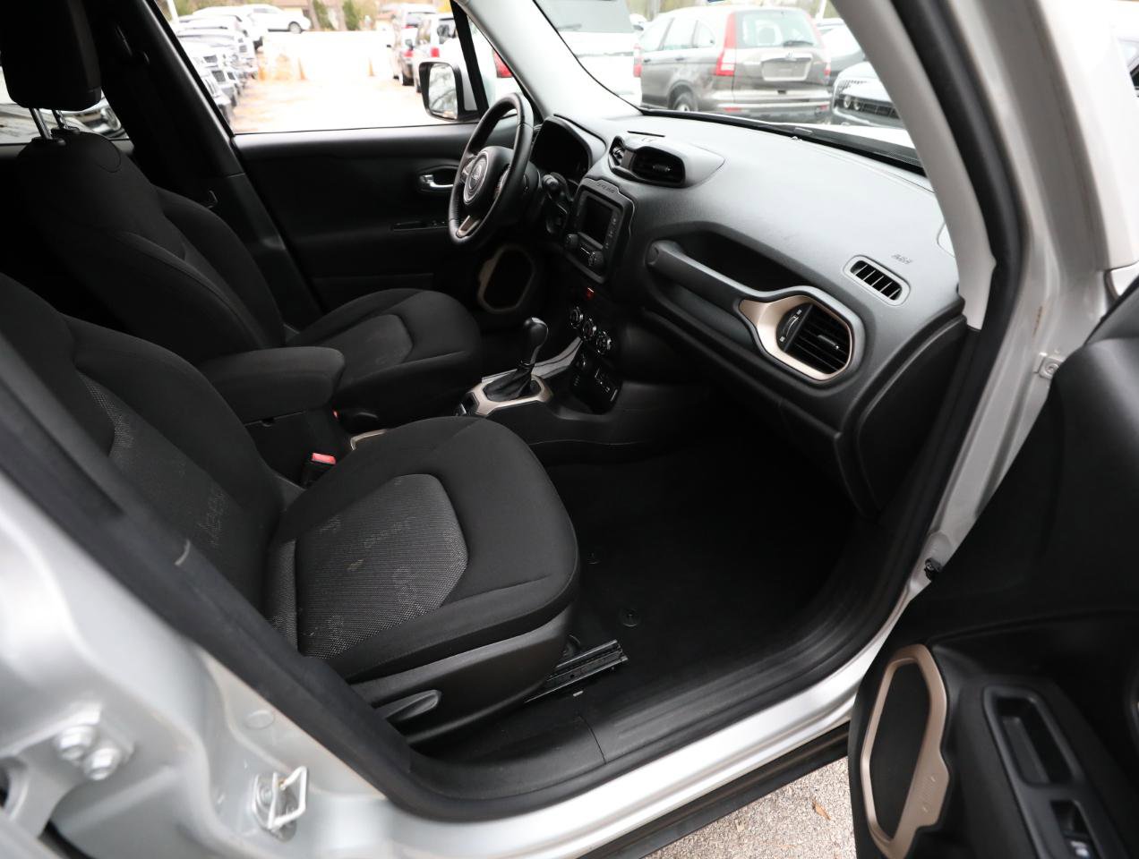 Used 2016 Jeep Renegade Latitude AWD/4WD image 12