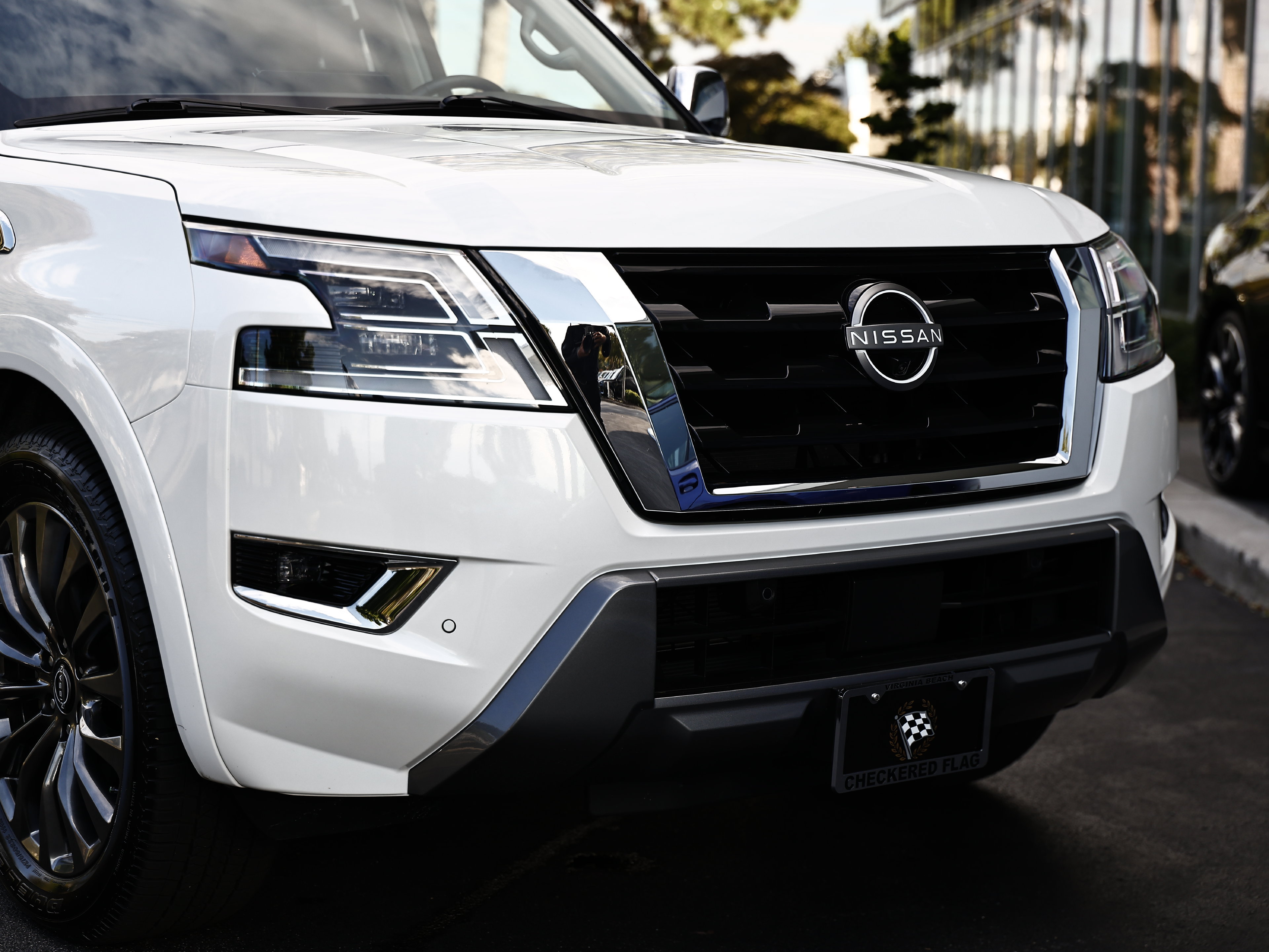 Used 2024 Nissan Armada Platinum w/ Captain's Chairs Package AWD/4WD image 2