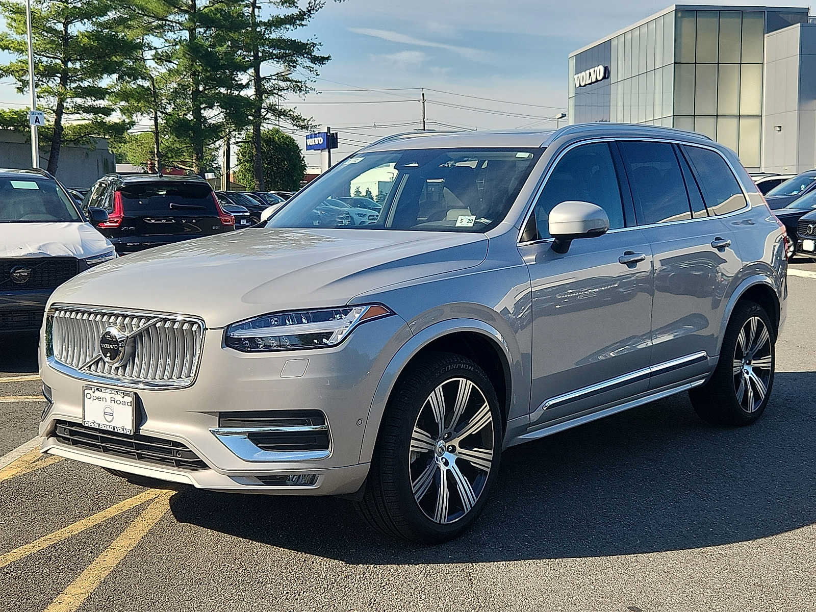 Certified 2024 Volvo XC90 B6 Plus AWD/4WD image 3