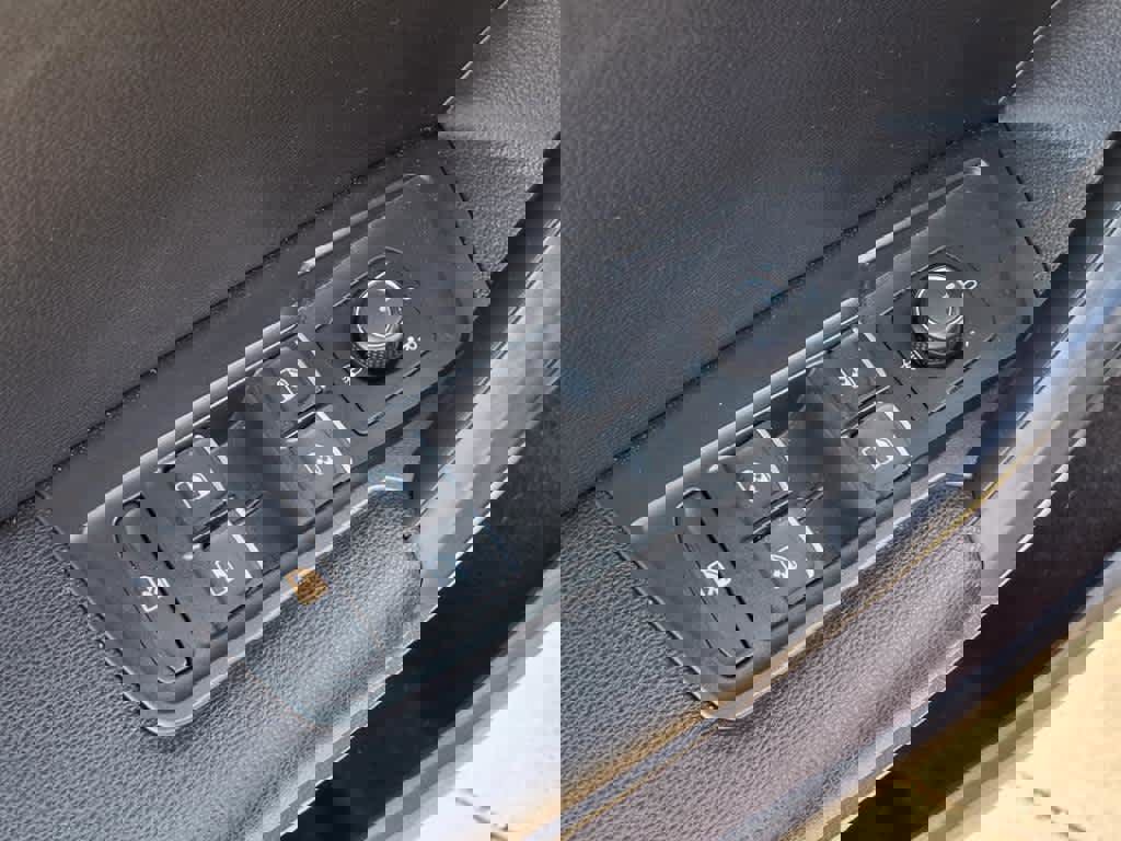 Used 2021 Volkswagen Tiguan SE image 13