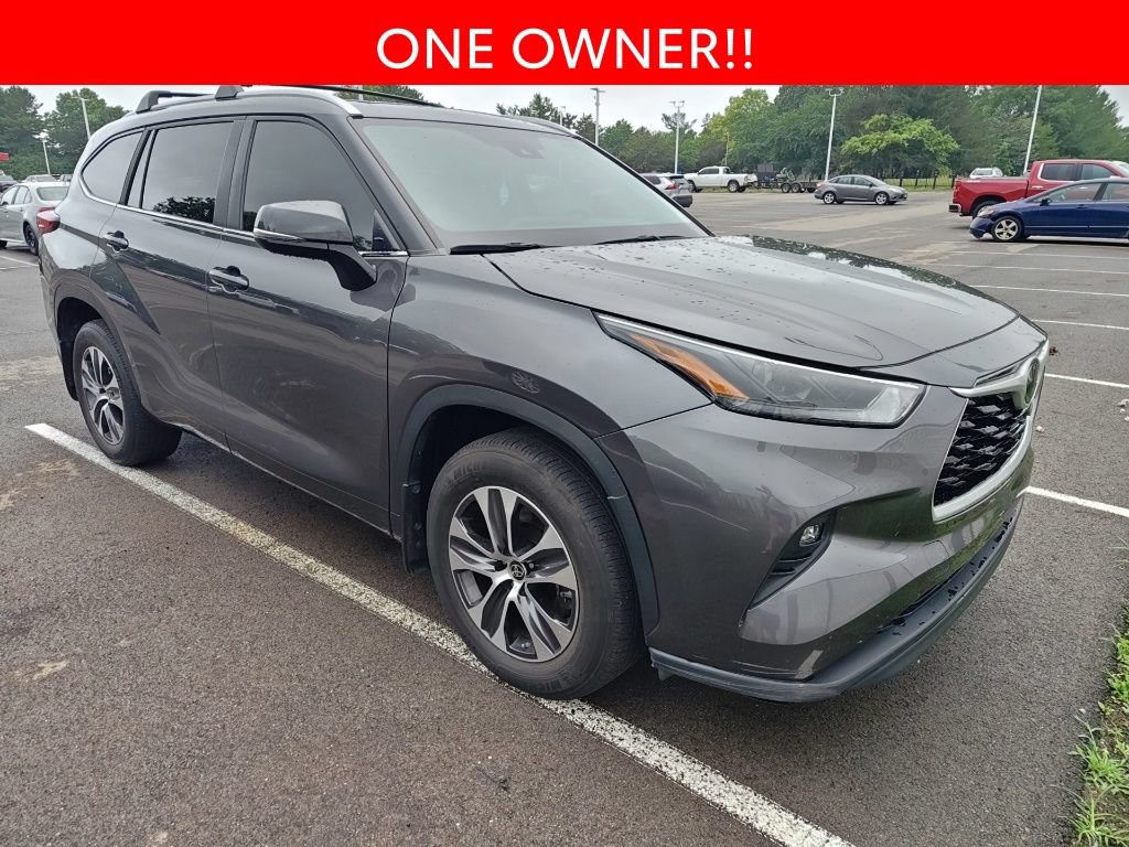 Used 2023 Toyota Highlander XLE AWD/4WD image 3