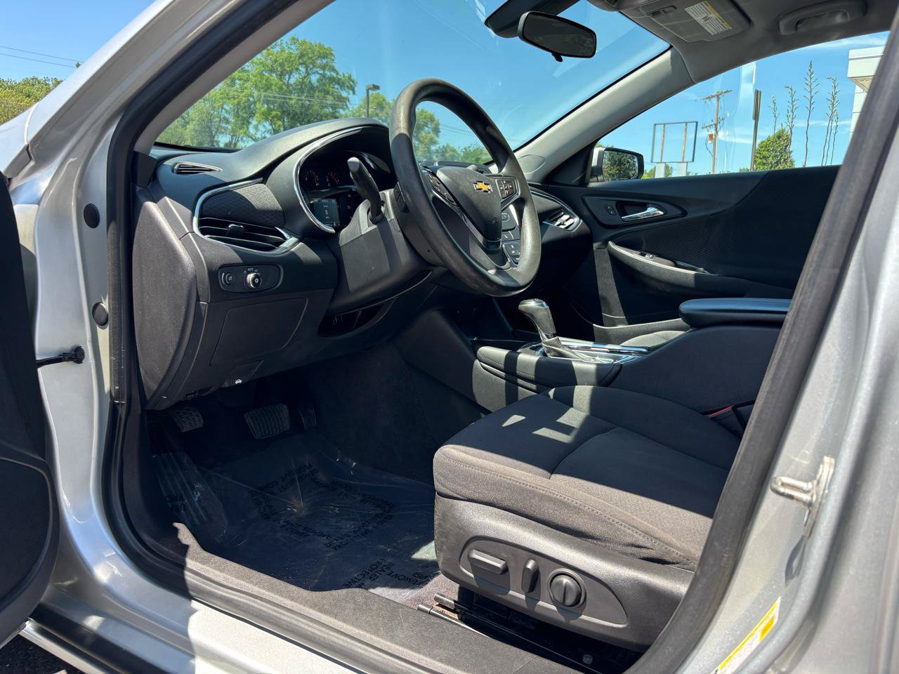 Used 2017 Chevrolet Malibu LT FWD image 16