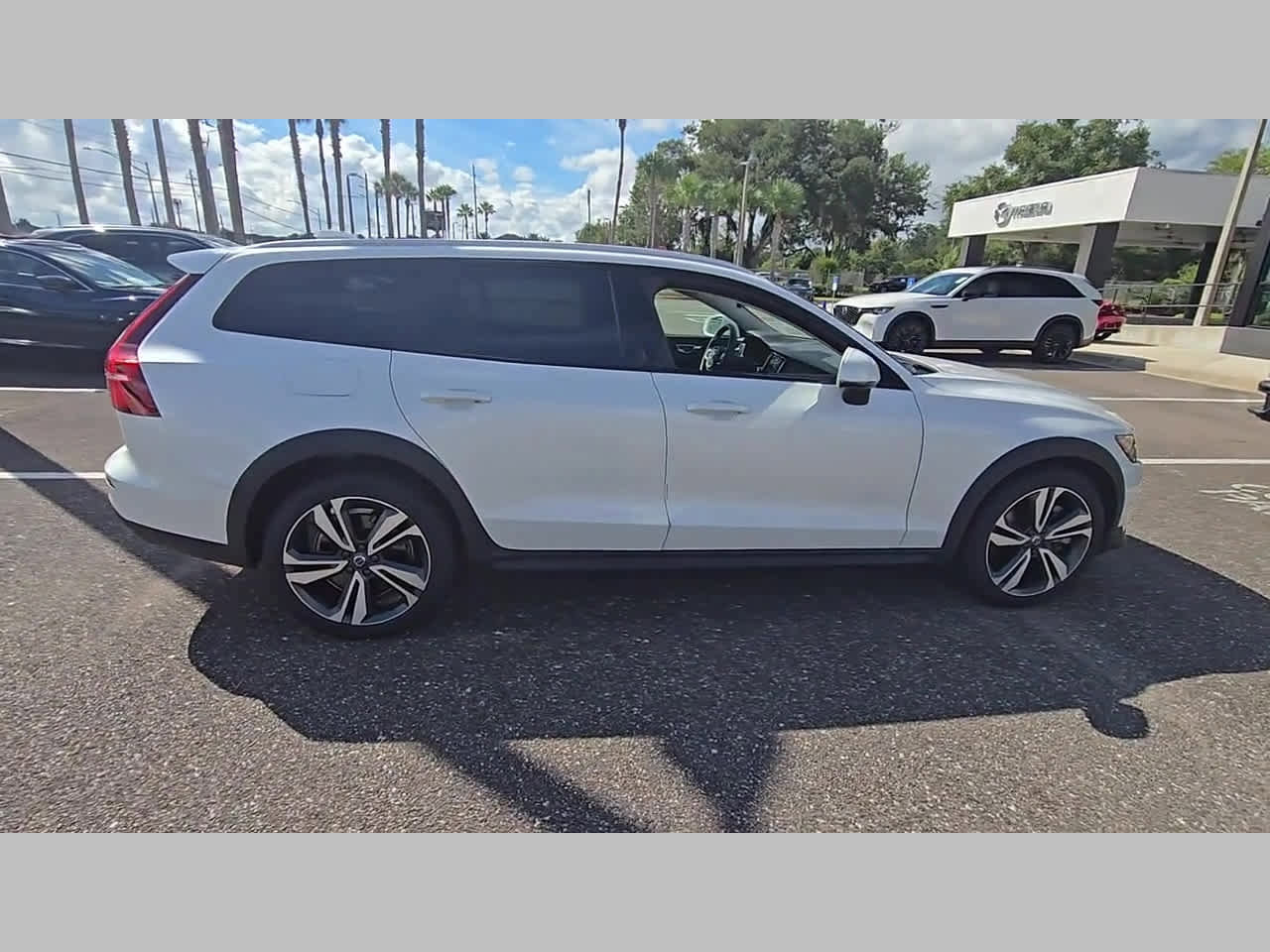 Used 2023 Volvo V60 B5 Cross Country Plus image 34