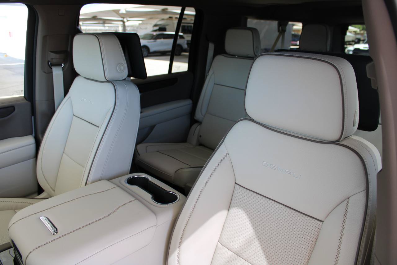 Used 2026 GMC Yukon XL Denali w/ Denali Reserve Package AWD/4WD image 12