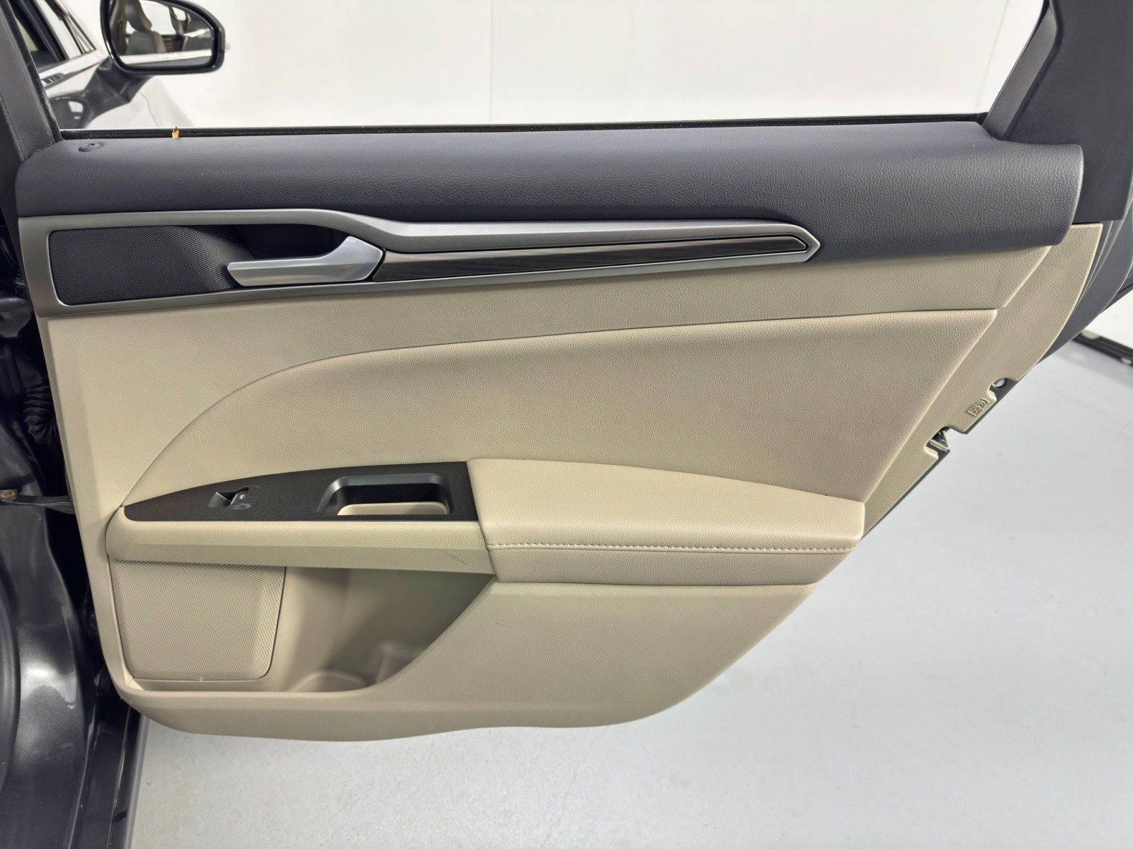 Used 2017 Ford Fusion SE w/ Fusion SE Technology Package image 38