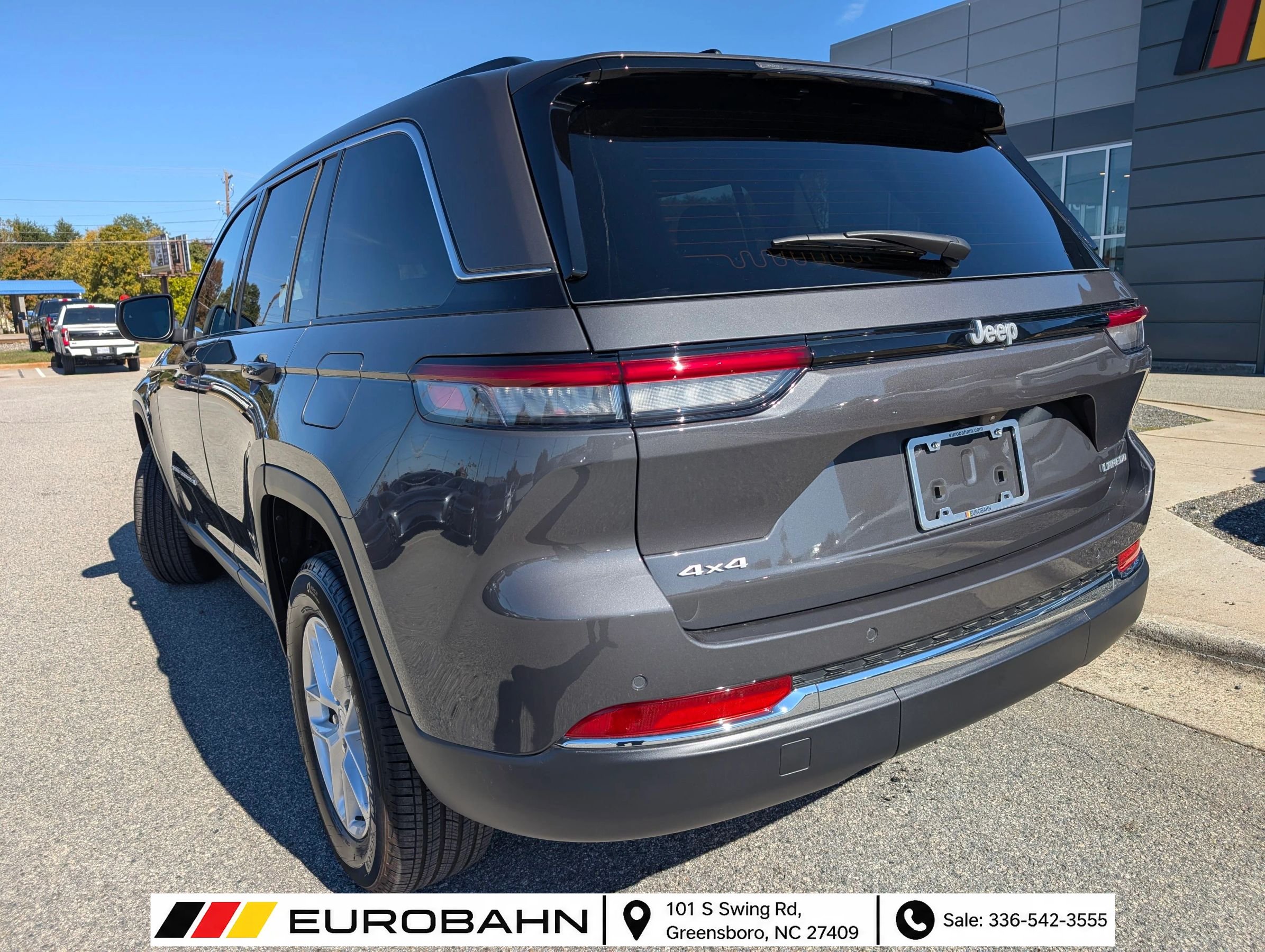 Used 2025 Jeep Grand Cherokee Laredo X AWD/4WD image 3
