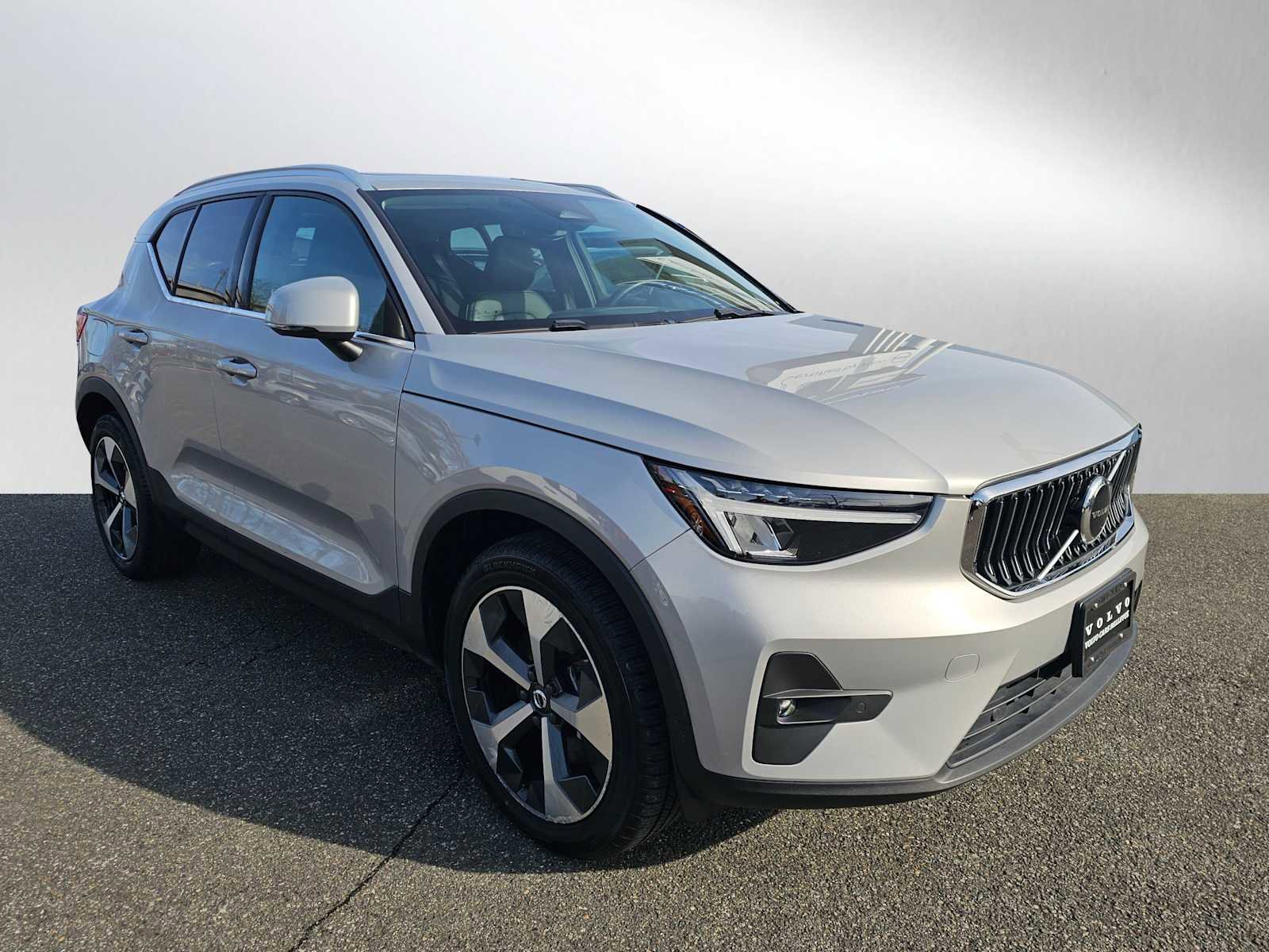 Used 2023 Volvo XC40 B4 Plus w/ Protection Package Premier image 3