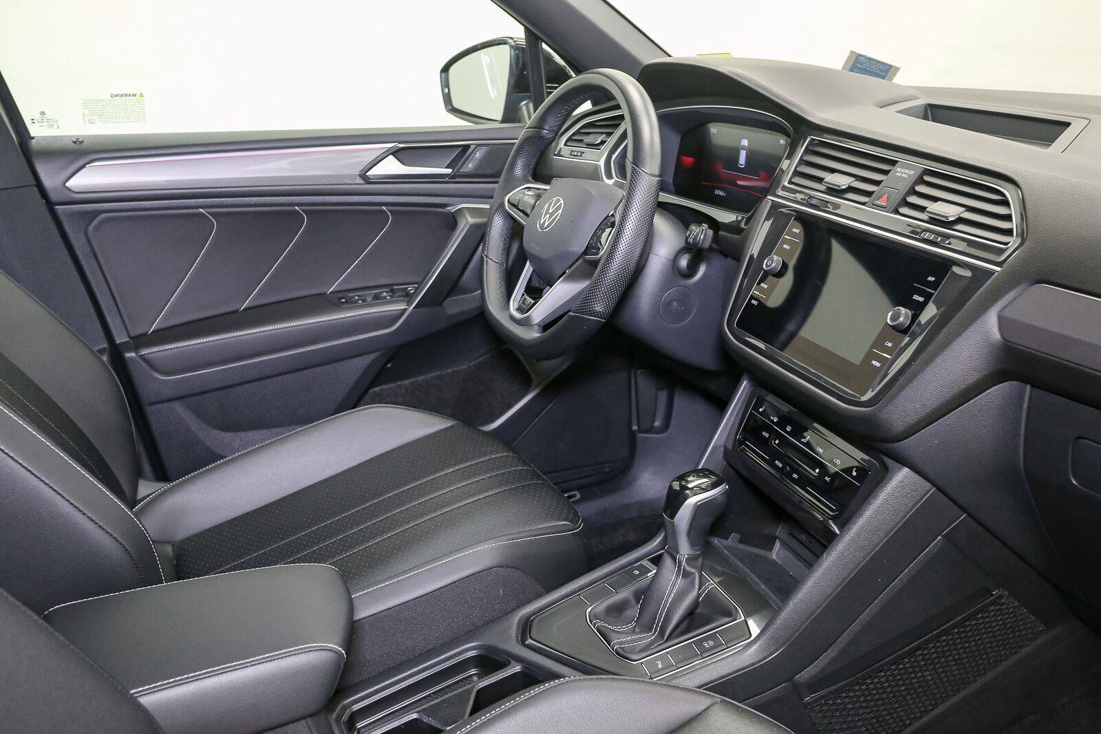 Certified 2024 Volkswagen Tiguan SE R-Line FWD image 23