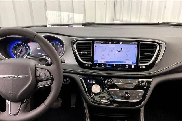 Used 2025 Chrysler Pacifica Limited FWD image 6