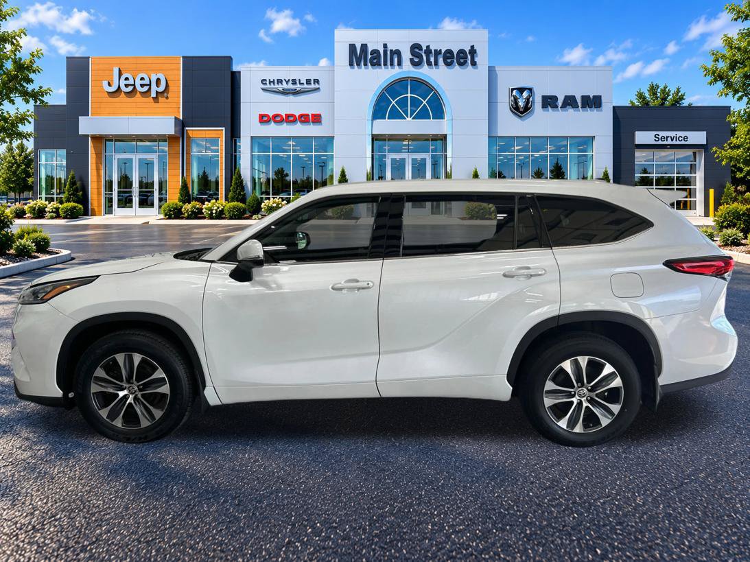 Used 2022 Toyota Highlander XLE AWD/4WD image 2