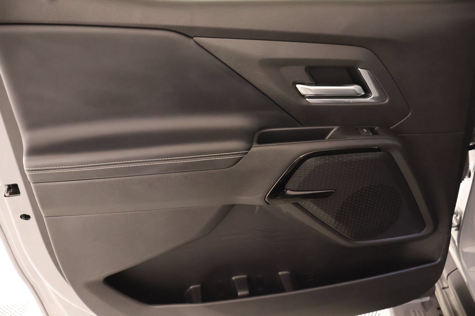 Used 2025 Chevrolet Silverado EV LT AWD/4WD image 18