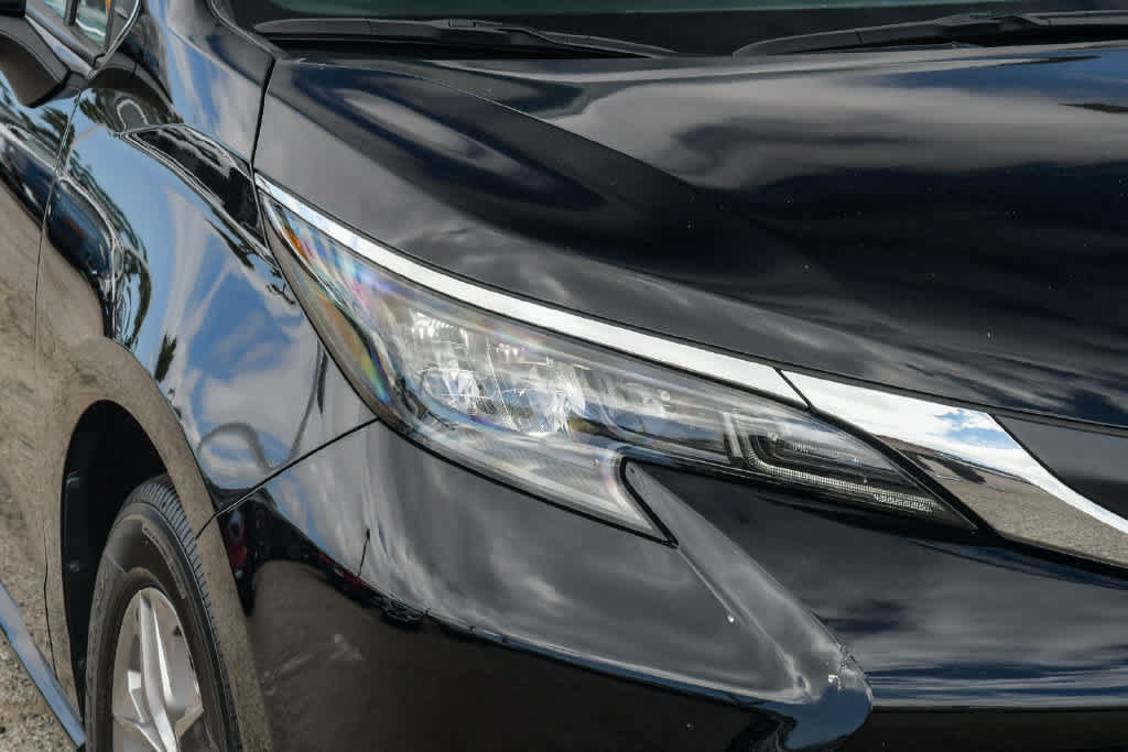 Used 2025 Toyota Sienna LE FWD image 4