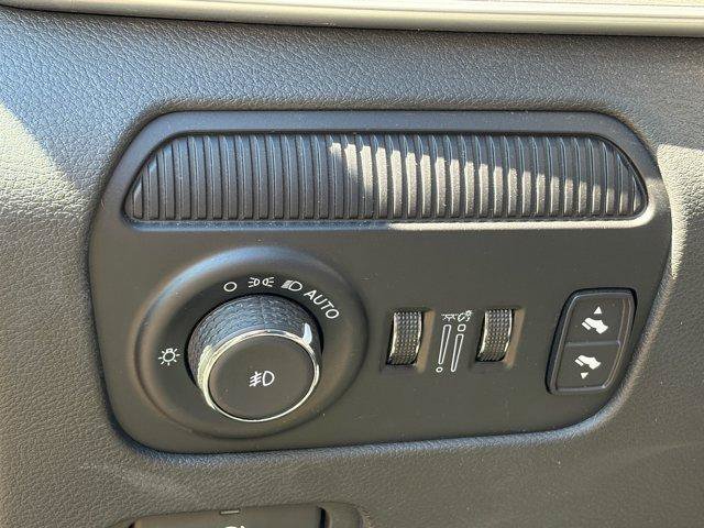 Used 2024 Jeep Wagoneer Series II w/ Flexible Seating Group RWD image 9