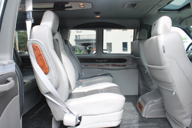 Used 2017 Chevrolet Express 2500 RWD image 25