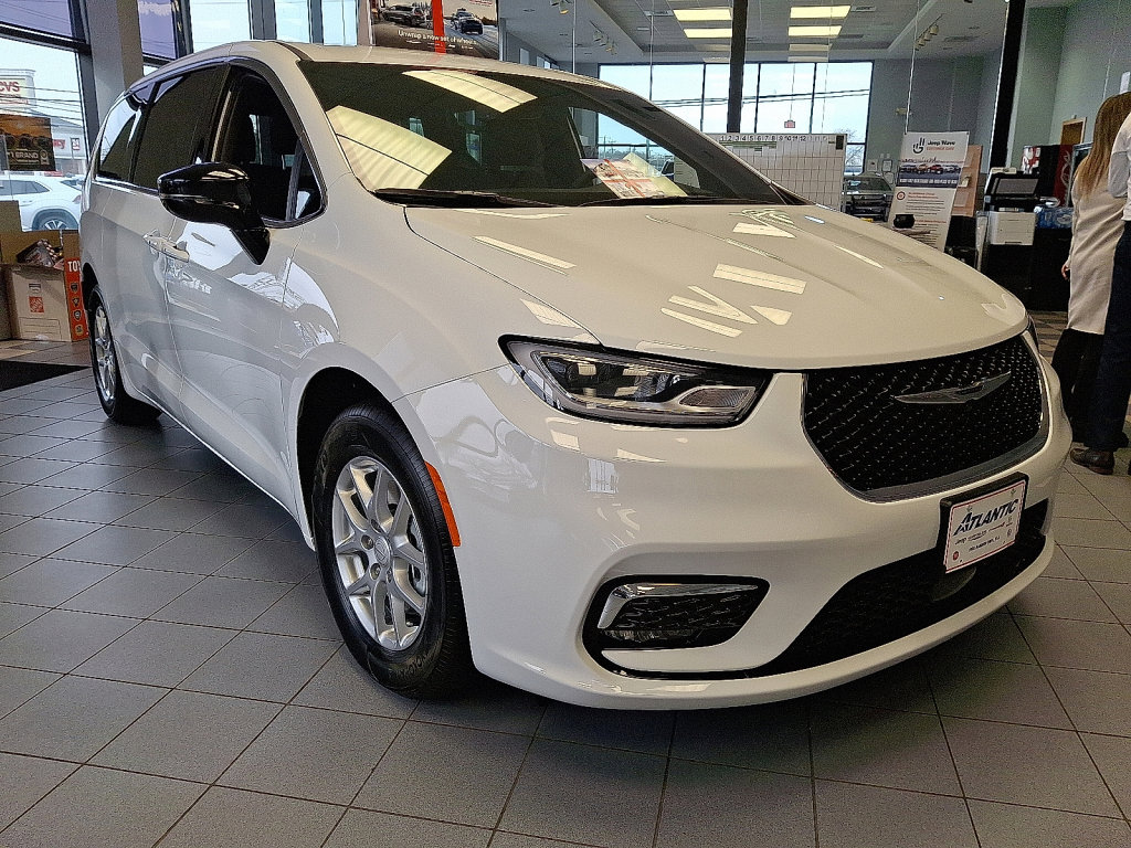 New 2026 Chrysler Pacifica Select image 3