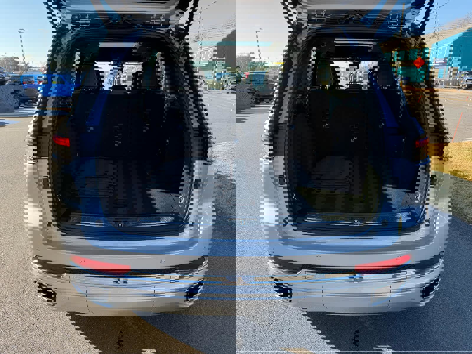 Used 2024 Jeep Grand Cherokee Overland w/ Luxury Tech Group IV image 8