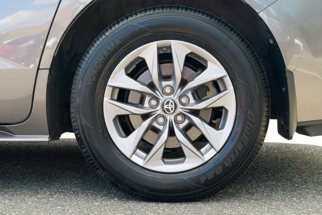 Used 2024 Toyota Sienna XLE w/ XLE Plus Package FWD image 14