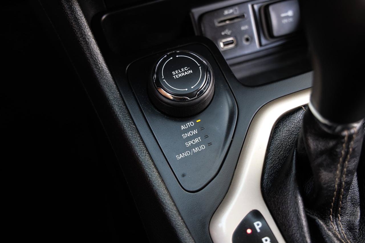 Used 2015 Jeep Cherokee Sport w/ Sport Appearance Group AWD/4WD image 36