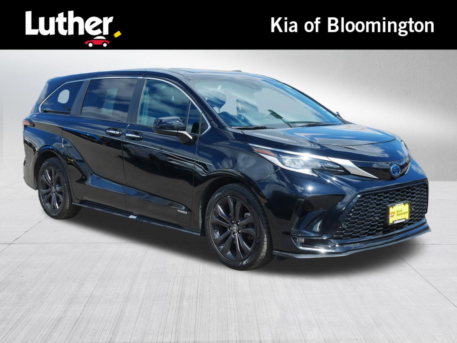 Used 2021 Toyota Sienna XSE FWD image 1