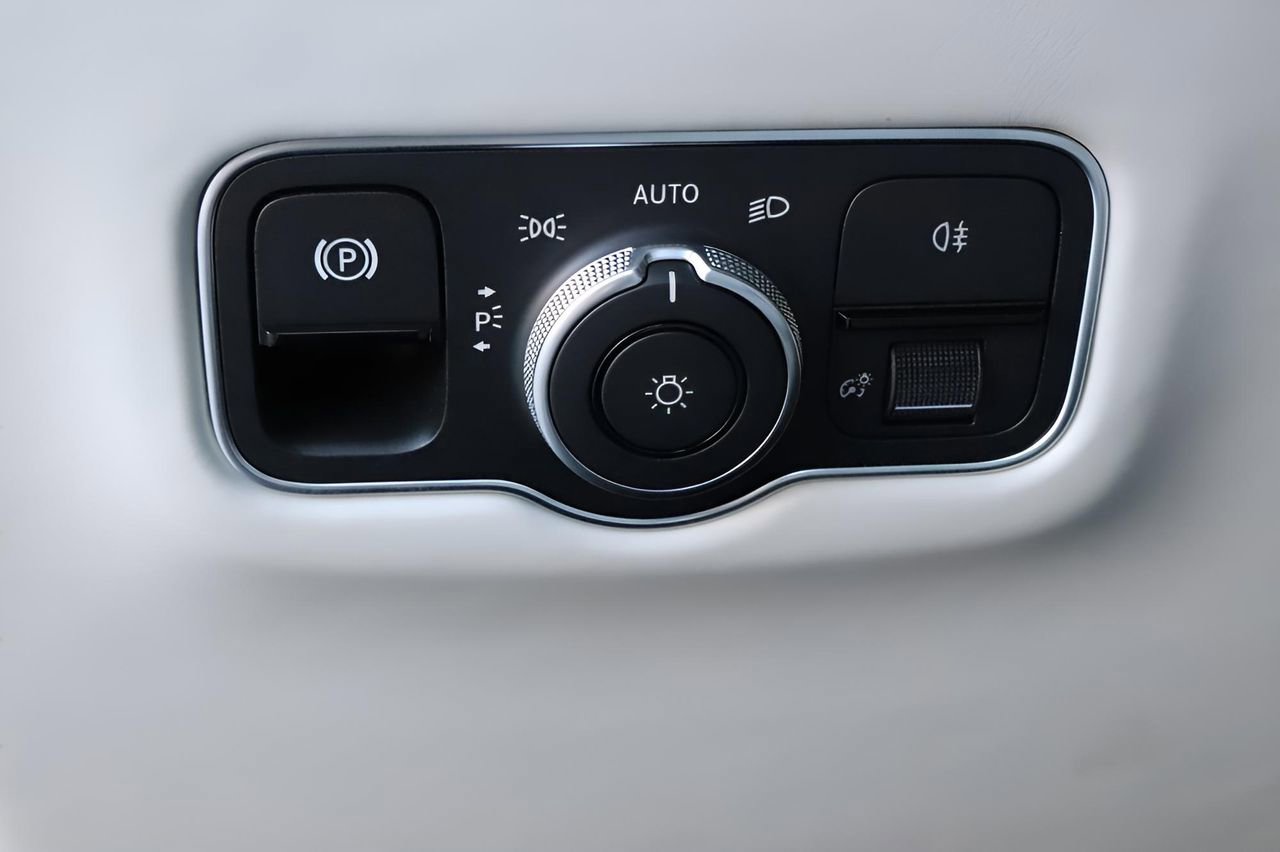 Used 2026 Aston Martin V8 Vantage Coupe image 19