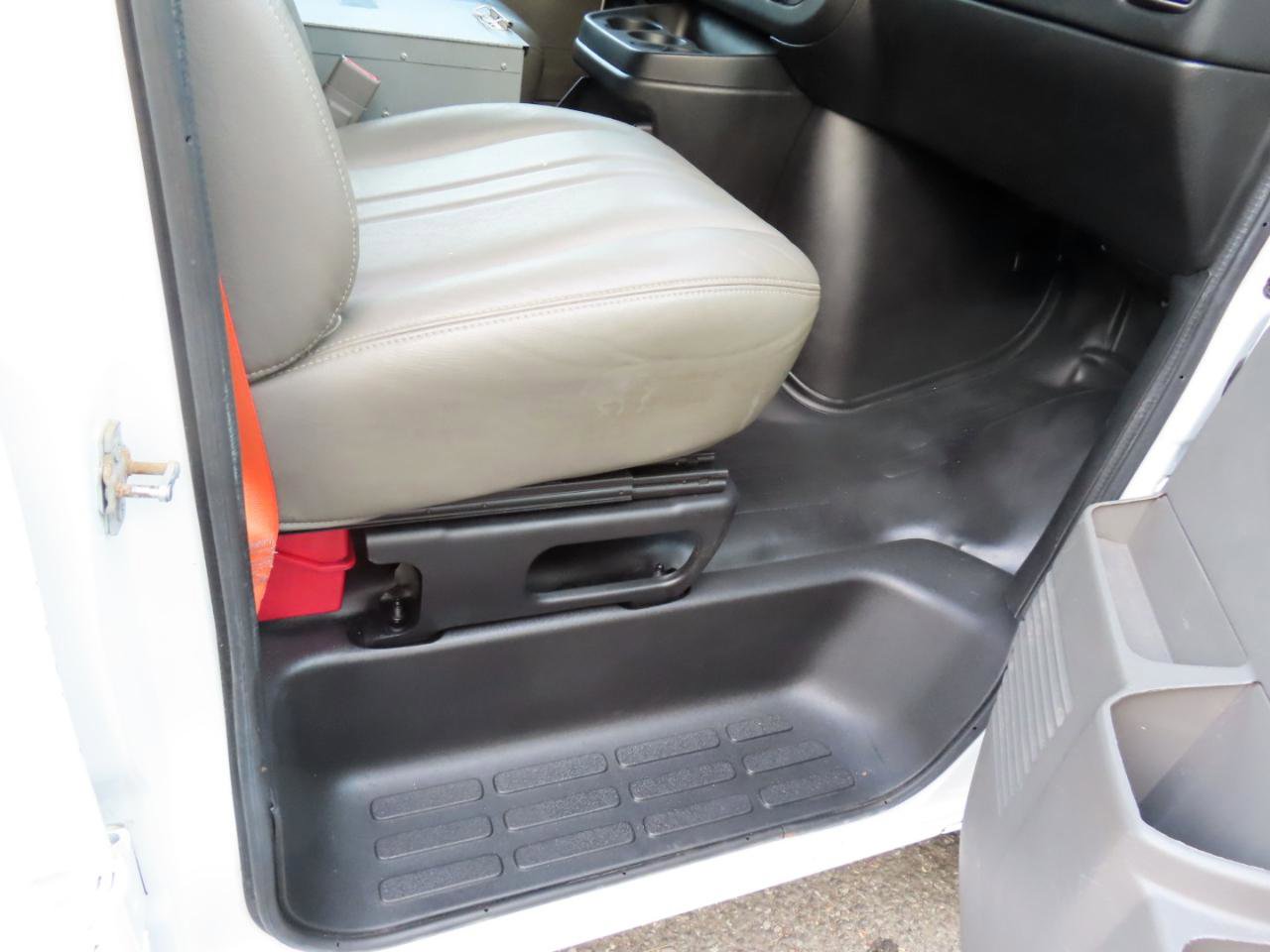 Used 2015 Chevrolet Express 2500 RWD image 23
