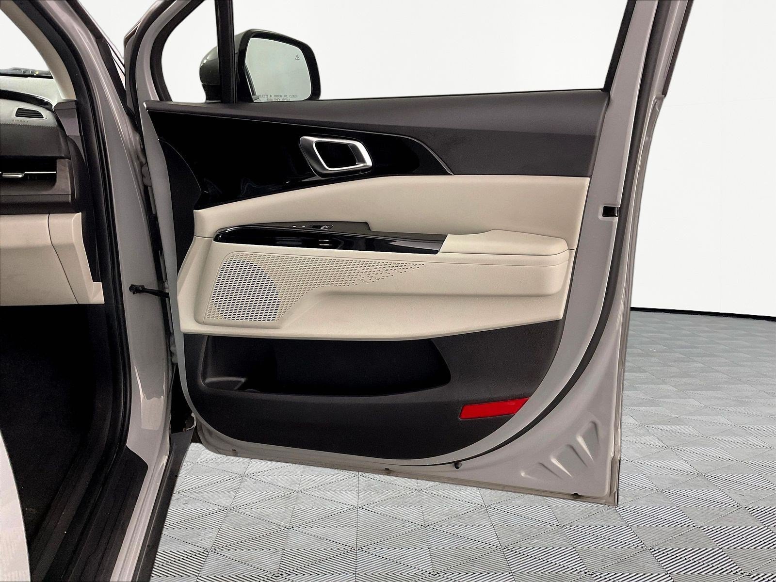 Used 2023 Kia Carnival EX FWD image 28