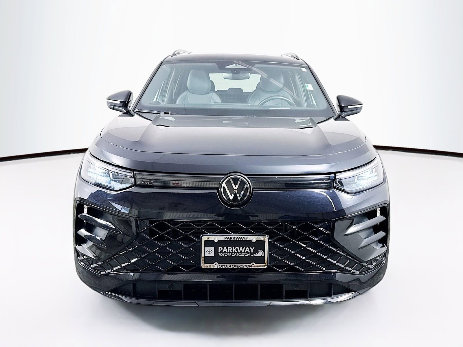 Used 2025 Volkswagen Tiguan SE R-Line AWD/4WD image 2