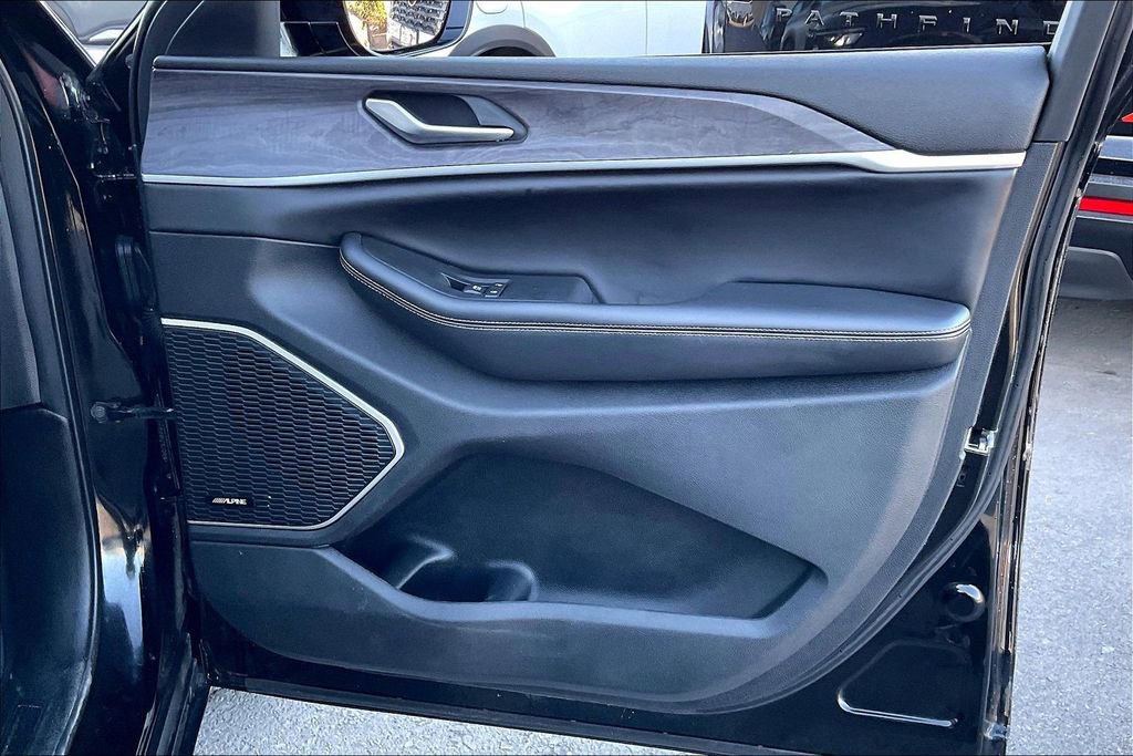 Used 2024 Jeep Grand Cherokee Limited w/ Luxury Tech Group II image 24