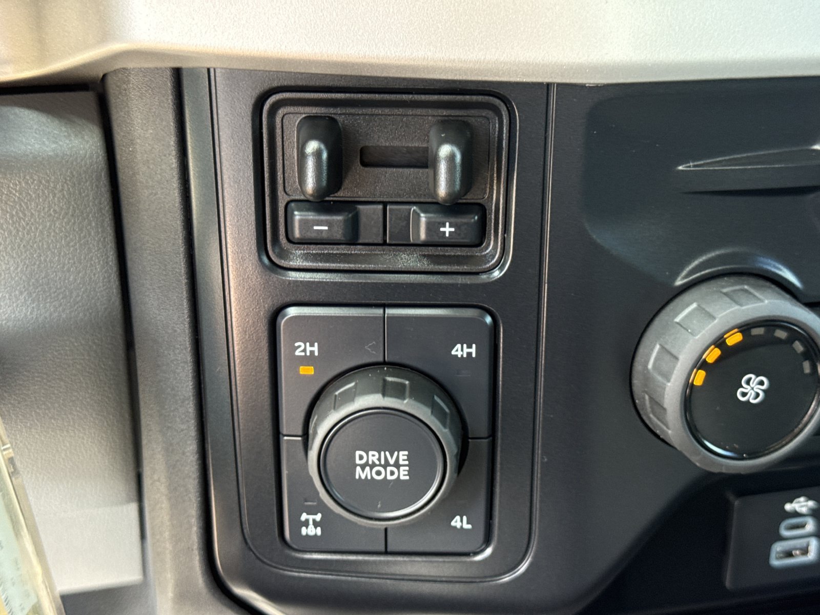 Certified 2024 Ford F250 XLT w/ F-250 >10K GVWR Package AWD/4WD image 32