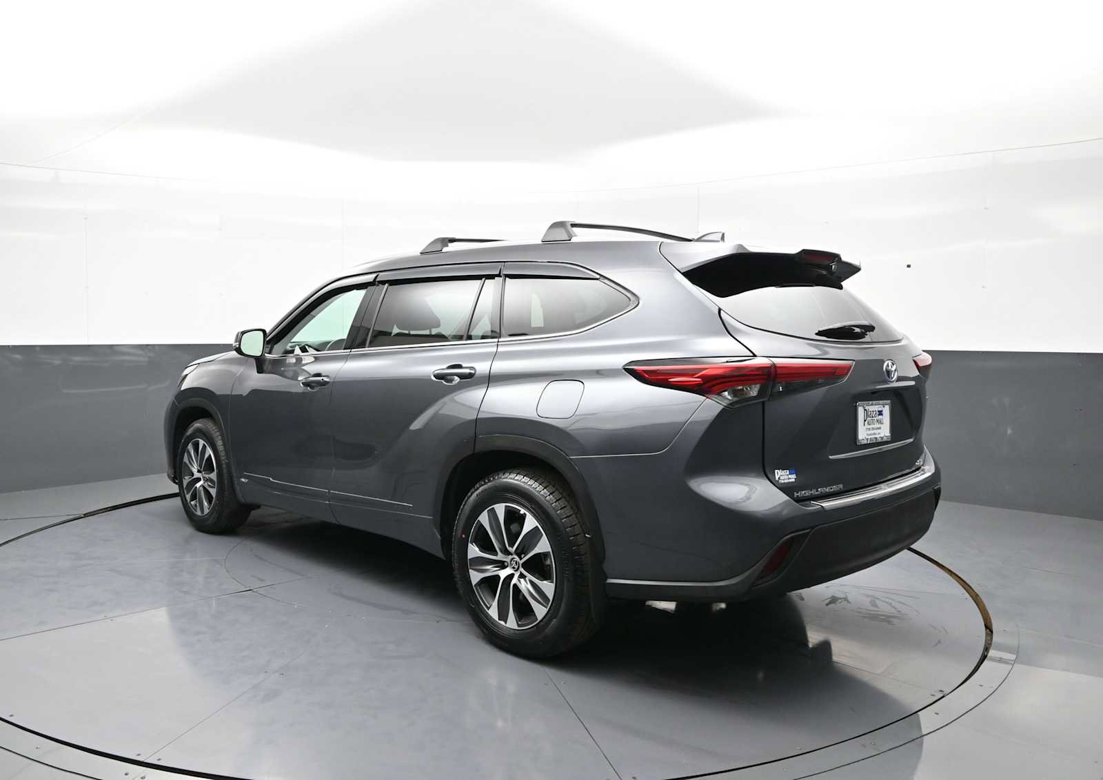 Used 2022 Toyota Highlander XLE AWD/4WD image 7