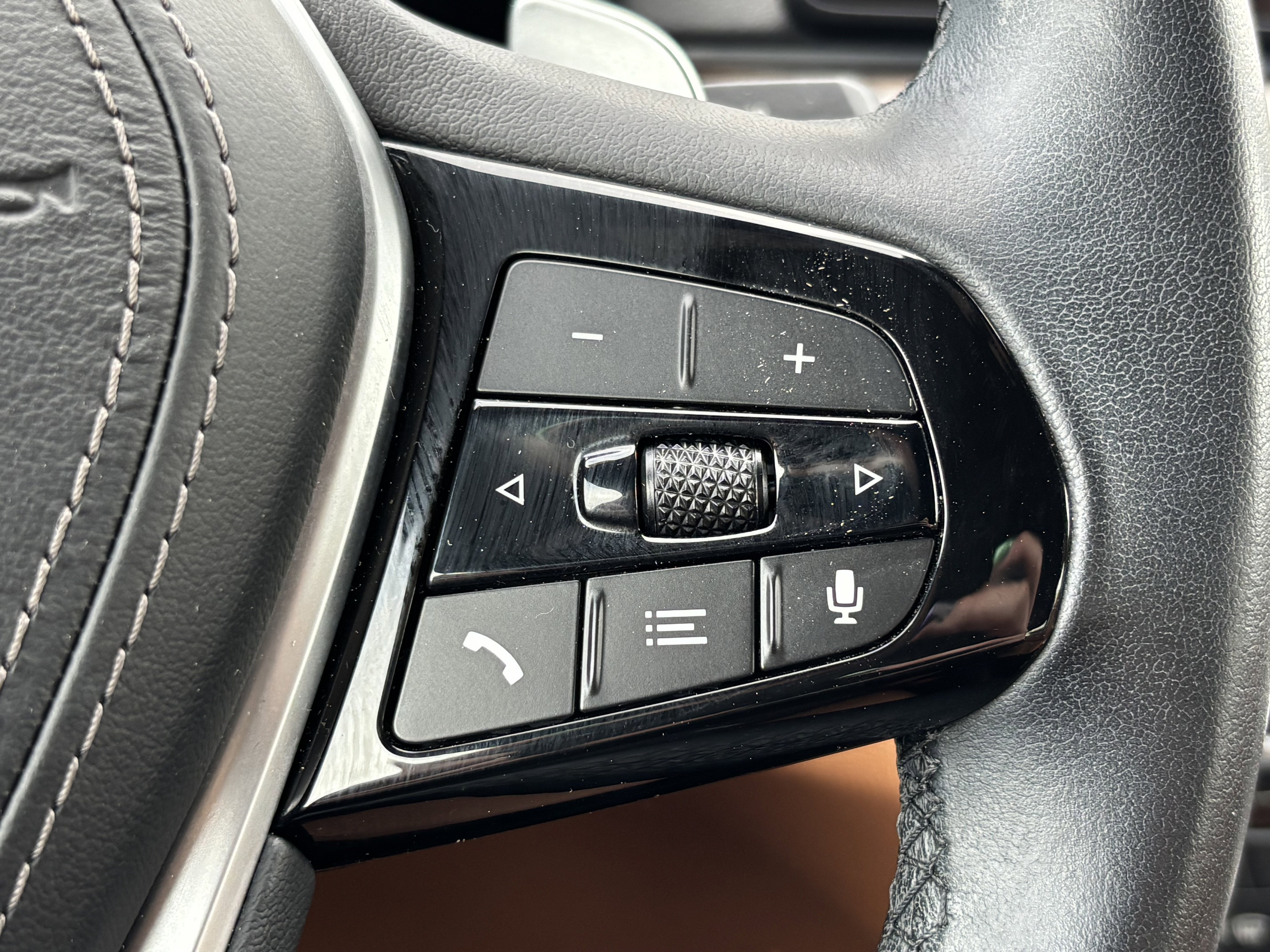 Used 2023 BMW 530e w/ Premium Package image 20