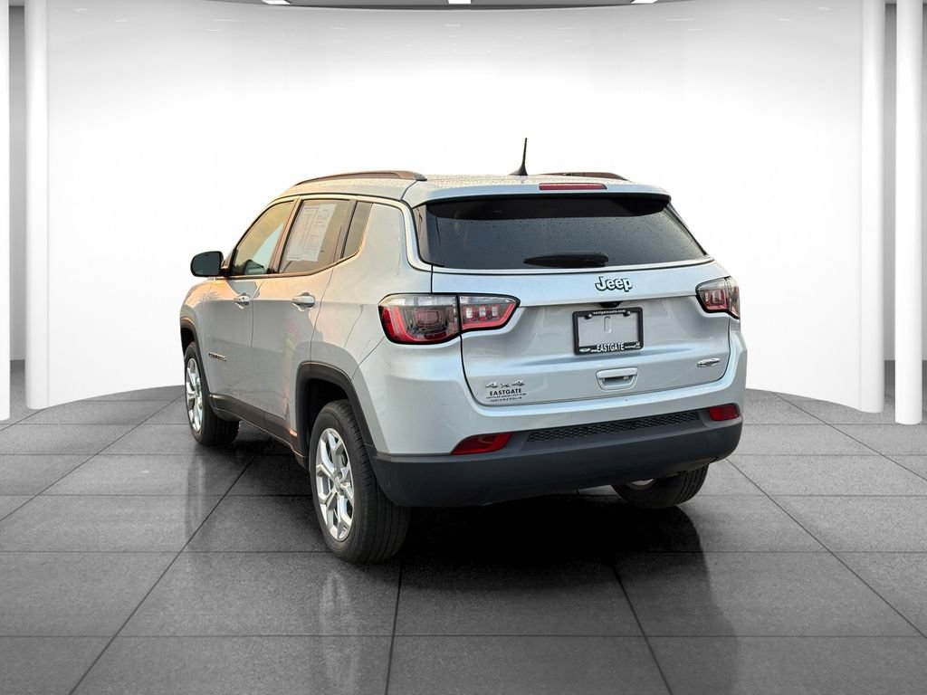 Used 2024 Jeep Compass Latitude AWD/4WD image 5